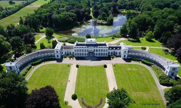 Paleis Soestdijk vanuit de lucht: het middenblok met de twee gebogen colonnades en het bordes